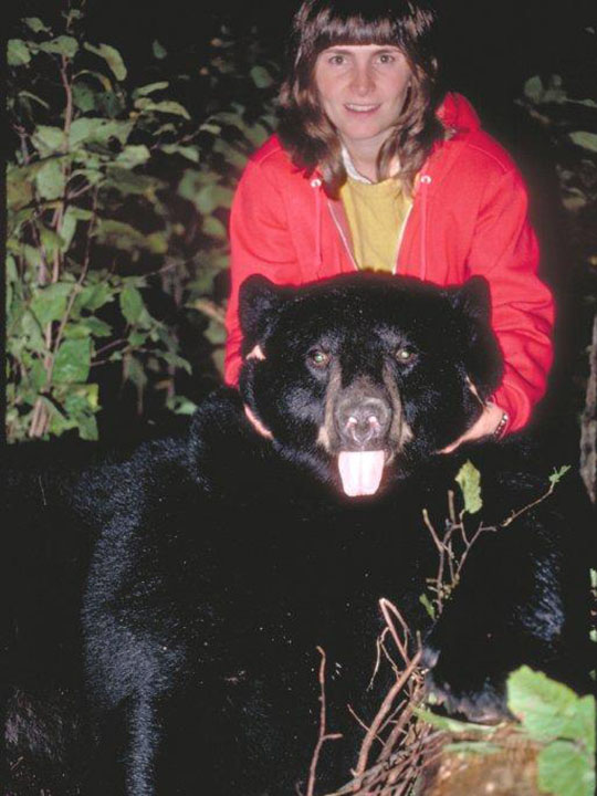 Donna Rogers with big bear at dump in 1982