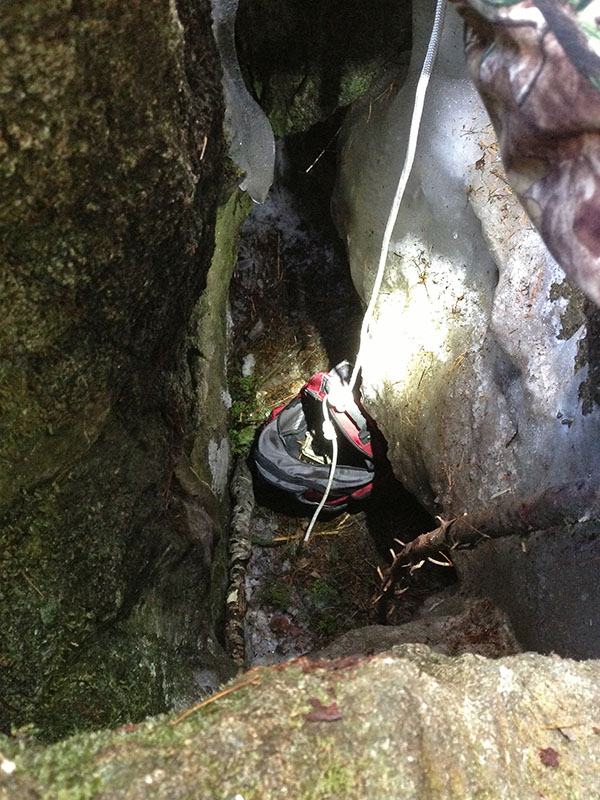 Backpack in den loaded with trail cam