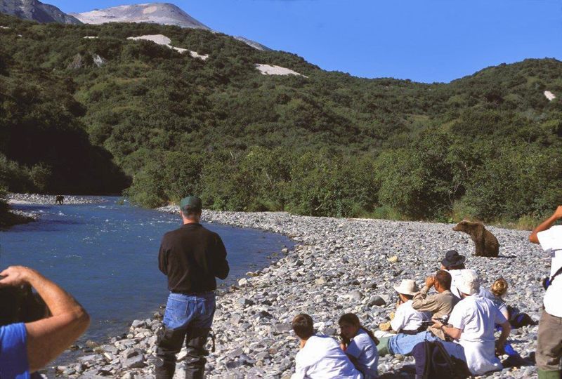 Bearwatching_at_Geogr_Harbor_8-22-01_lo_res_2_adj